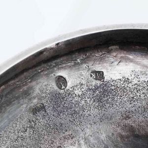 Coppia di candelieri in argento fuso, sbalzato e cesellato. Vianna primo quarto del XIX secolo  - Asta Argenti | Cambi TIME - Associazione Nazionale - Case d'Asta italiane