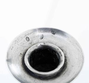 Coppia di candelieri in argento fuso, sbalzato e cesellato. Vianna primo quarto del XIX secolo  - Asta Argenti | Cambi TIME - Associazione Nazionale - Case d'Asta italiane