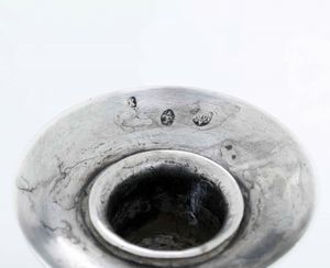 Coppia di candelieri in argento fuso, sbalzato e cesellato. Vianna primo quarto del XIX secolo  - Asta Argenti | Cambi TIME - Associazione Nazionale - Case d'Asta italiane