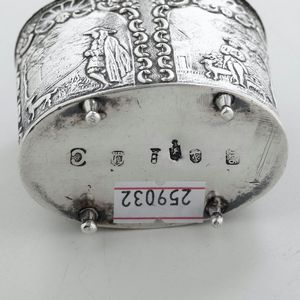 Fiaschetta in argento fuso, sbalzato e cesellato. Manifattura europea del XX secolo  - Asta Argenti | Cambi TIME - Associazione Nazionale - Case d'Asta italiane