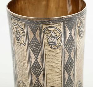 Bicchiere. Argento sbalzato, cesellato, dorato e niellato.  Probabili provenienze orientali Russe XIX secolo (apparentemente privo di bolli)  - Asta Argenti | Cambi TIME - Associazione Nazionale - Case d'Asta italiane