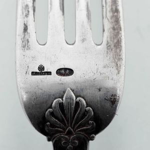 Set di nove posate in argento fuso e cesellato sei Italia XX secolo e tre Russia, XX secolo  - Asta Argenti | Cambi TIME - Associazione Nazionale - Case d'Asta italiane