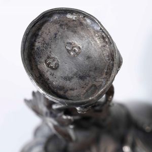 Trembleuse in argento con coppia di tazze in porcellana di Meissen. Bolli di fantasia ad imitazione dell'argenteria settecentesca. Manofattura europea (Hanau?) XIX-XX secolo  - Asta Argenti | Cambi TIME - Associazione Nazionale - Case d'Asta italiane