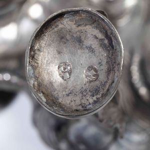 Trembleuse in argento con coppia di tazze in porcellana di Meissen. Bolli di fantasia ad imitazione dell'argenteria settecentesca. Manofattura europea (Hanau?) XIX-XX secolo  - Asta Argenti | Cambi TIME - Associazione Nazionale - Case d'Asta italiane