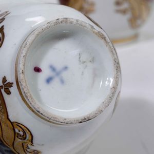Trembleuse in argento con coppia di tazze in porcellana di Meissen. Bolli di fantasia ad imitazione dell'argenteria settecentesca. Manofattura europea (Hanau?) XIX-XX secolo  - Asta Argenti | Cambi TIME - Associazione Nazionale - Case d'Asta italiane