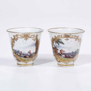 Trembleuse in argento con coppia di tazze in porcellana di Meissen. Bolli di fantasia ad imitazione dell'argenteria settecentesca. Manofattura europea (Hanau?) XIX-XX secolo  - Asta Argenti | Cambi TIME - Associazione Nazionale - Case d'Asta italiane