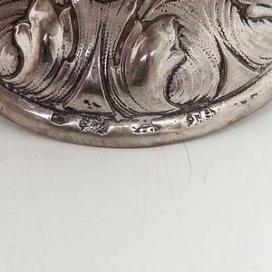 Coppia di spargizucchero in argento fuso e sbalzato. Marchi ad imitazione dell'argenteria antica. Manifattura del XX secolo (Hanau?)  - Asta Argenti | Cambi TIME - Associazione Nazionale - Case d'Asta italiane