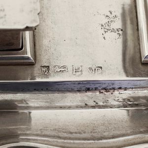 Calamaio. Argento fuso e sagomato. Manifattura del XX secolo (Hanau?). Marchi ad imitazione dell�argenteria inglese  - Asta Argenti | Cambi TIME - Associazione Nazionale - Case d'Asta italiane