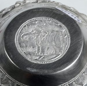 Gruppo di tre boules in argento fuso e sbalzato. Argenteria del XX secolo (apparentemente privi di punzonatura)  - Asta Argenti | Cambi TIME - Associazione Nazionale - Case d'Asta italiane