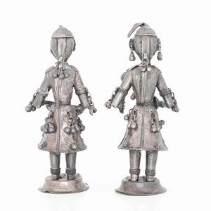 Coppia di suonatrici in argento. Arte indiana, XX secolo.  - Asta Argenti | Cambi TIME - Associazione Nazionale - Case d'Asta italiane