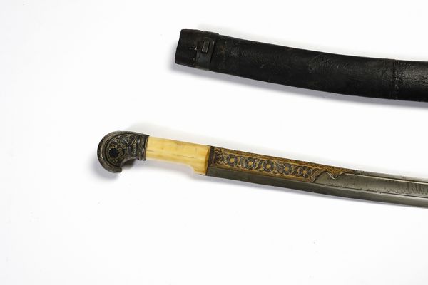 Arte Cinese : Ventaglio entro scatola laccata Cina, dinastia Qing, XIX secolo  - Asta Asta 392 | ARTE ORIENTALE E ISLAMICA - ARTE AFRICANA, OCEANICA E DELLE AMERICHE - EAST AND SOUTH: ASIAN, ISLAMIC, INDIAN AND ETHNOGRAPIC ART Online - Associazione Nazionale - Case d'Asta italiane