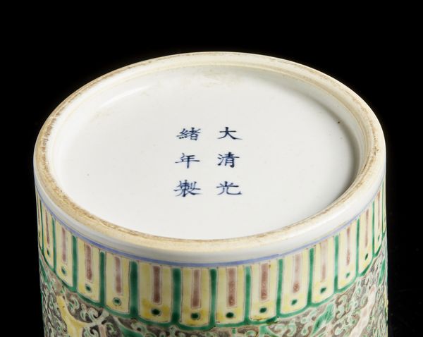 Arte Cinese : Vaso a rocchetto in porcellana bianco blu Cina, dinastia Qing, XVIII secolo  - Asta Asta 392 | ARTE ORIENTALE E ISLAMICA - ARTE AFRICANA, OCEANICA E DELLE AMERICHE - EAST AND SOUTH: ASIAN, ISLAMIC, INDIAN AND ETHNOGRAPIC ART Online - Associazione Nazionale - Case d'Asta italiane