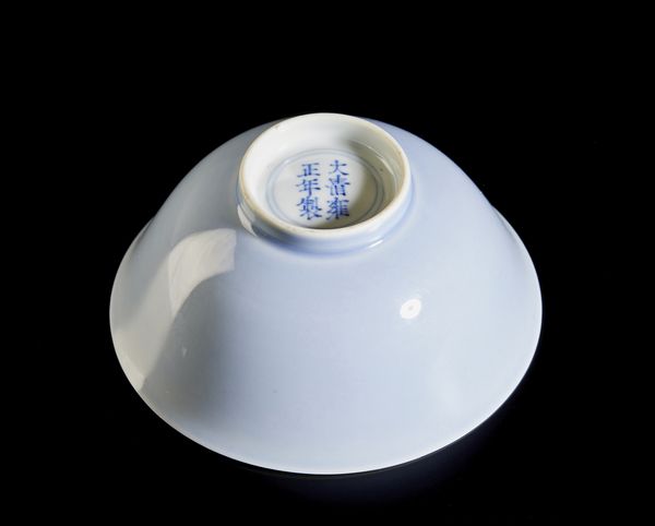 Arte Cinese : Coppia di candelieri in bronzo e porcellana cina, Qing, XIX secolo  - Asta Asta 392 | ARTE ORIENTALE E ISLAMICA - ARTE AFRICANA, OCEANICA E DELLE AMERICHE - EAST AND SOUTH: ASIAN, ISLAMIC, INDIAN AND ETHNOGRAPIC ART Online - Associazione Nazionale - Case d'Asta italiane