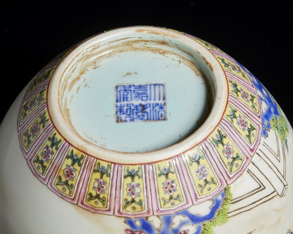 Arte Cinese : Tazza Qingbai con pesci Cina, Song, X secolo  - Asta Asta 392 | ARTE ORIENTALE E ISLAMICA - ARTE AFRICANA, OCEANICA E DELLE AMERICHE - EAST AND SOUTH: ASIAN, ISLAMIC, INDIAN AND ETHNOGRAPIC ART Online - Associazione Nazionale - Case d'Asta italiane