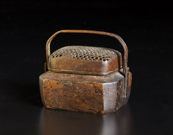 Arte Cinese : Lotto composto da giara in porcellana e gueridon. Francia e Cina XIX secolo  - Asta Asta 392 | ARTE ORIENTALE E ISLAMICA - ARTE AFRICANA, OCEANICA E DELLE AMERICHE - EAST AND SOUTH: ASIAN, ISLAMIC, INDIAN AND ETHNOGRAPIC ART Online - Associazione Nazionale - Case d'Asta italiane