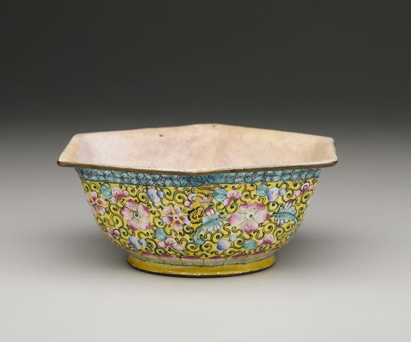 Arte Cinese : Tazza bianca con decorazione stilizzata incisa. Cina, dinastia Song, XII secolo  - Asta Asta 392 | ARTE ORIENTALE E ISLAMICA - ARTE AFRICANA, OCEANICA E DELLE AMERICHE - EAST AND SOUTH: ASIAN, ISLAMIC, INDIAN AND ETHNOGRAPIC ART Online - Associazione Nazionale - Case d'Asta italiane
