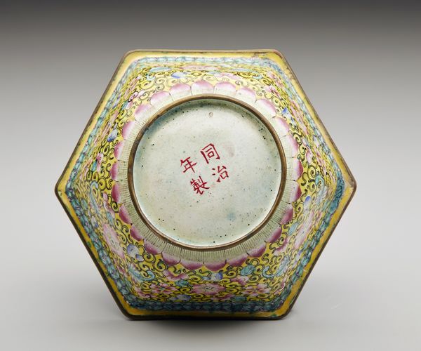 Arte Cinese : Tazza bianca con decorazione stilizzata incisa. Cina, dinastia Song, XII secolo  - Asta Asta 392 | ARTE ORIENTALE E ISLAMICA - ARTE AFRICANA, OCEANICA E DELLE AMERICHE - EAST AND SOUTH: ASIAN, ISLAMIC, INDIAN AND ETHNOGRAPIC ART Online - Associazione Nazionale - Case d'Asta italiane