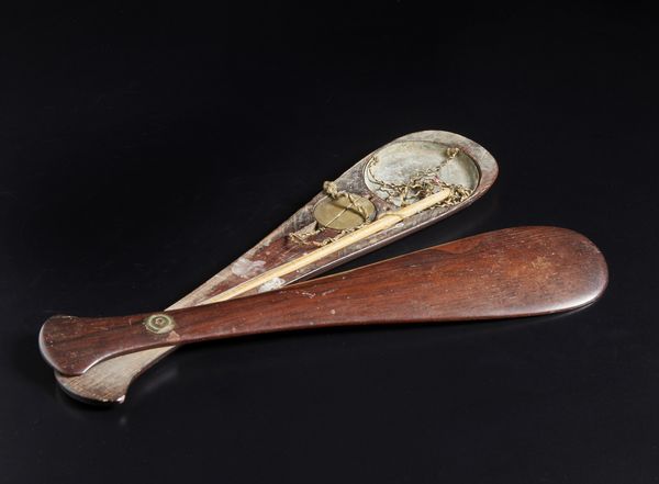 ARTE GIAPPONESE : Piatto Kutani con montatura europea in bronzo dorato Giappone, XIX secolo  - Asta Asta 392 | ARTE ORIENTALE E ISLAMICA - ARTE AFRICANA, OCEANICA E DELLE AMERICHE - EAST AND SOUTH: ASIAN, ISLAMIC, INDIAN AND ETHNOGRAPIC ART Online - Associazione Nazionale - Case d'Asta italiane