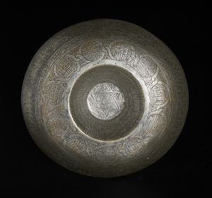 Arte Cinese : Due piastre metalliche sbalzateCina, Cultura Ordos  - Asta Asta 392 | ARTE ORIENTALE E ISLAMICA - ARTE AFRICANA, OCEANICA E DELLE AMERICHE - EAST AND SOUTH: ASIAN, ISLAMIC, INDIAN AND ETHNOGRAPIC ART Online - Associazione Nazionale - Case d'Asta italiane