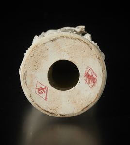 Arte Cinese : Vaso meiping  in porcellana HenanCina, XX secolo  - Asta Asta 392 | ARTE ORIENTALE E ISLAMICA - ARTE AFRICANA, OCEANICA E DELLE AMERICHE - EAST AND SOUTH: ASIAN, ISLAMIC, INDIAN AND ETHNOGRAPIC ART Online - Associazione Nazionale - Case d'Asta italiane
