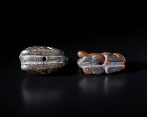 Arte Islamica : Tre vasi a bottiglia in ceramica con decorazione floreale Iran, XIX - XX secolo  - Asta Asta 392 | ARTE ORIENTALE E ISLAMICA - ARTE AFRICANA, OCEANICA E DELLE AMERICHE - EAST AND SOUTH: ASIAN, ISLAMIC, INDIAN AND ETHNOGRAPIC ART Online - Associazione Nazionale - Case d'Asta italiane