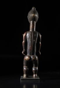 Arte Himalayana : Bastone rituale in legno intagliato Tibet, XIX secolo  - Asta Asta 392 | ARTE ORIENTALE E ISLAMICA - ARTE AFRICANA, OCEANICA E DELLE AMERICHE - EAST AND SOUTH: ASIAN, ISLAMIC, INDIAN AND ETHNOGRAPIC ART Online - Associazione Nazionale - Case d'Asta italiane