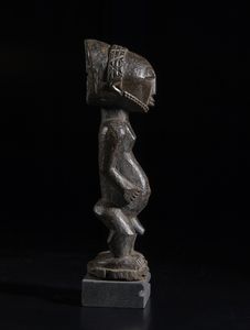 Arte Indiana : Stele in pietra scura raffigurante Vishnu India Nord-Orientale, Bihar, periodo Pala, XI secolo  - Asta Asta 392 | ARTE ORIENTALE E ISLAMICA - ARTE AFRICANA, OCEANICA E DELLE AMERICHE - EAST AND SOUTH: ASIAN, ISLAMIC, INDIAN AND ETHNOGRAPIC ART Online - Associazione Nazionale - Case d'Asta italiane