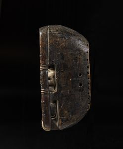 . : Scudo in bronzoItalia, XIX secolo  - Asta Asta 392 | ARTE ORIENTALE E ISLAMICA - ARTE AFRICANA, OCEANICA E DELLE AMERICHE - EAST AND SOUTH: ASIAN, ISLAMIC, INDIAN AND ETHNOGRAPIC ART Online - Associazione Nazionale - Case d'Asta italiane