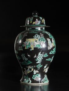 Arte Cinese : Coppia di vasi esagonali dipinti con vegetazioneCina, circa 1920-1930  - Asta Asta 392 | ARTE ORIENTALE E ISLAMICA - ARTE AFRICANA, OCEANICA E DELLE AMERICHE - EAST AND SOUTH: ASIAN, ISLAMIC, INDIAN AND ETHNOGRAPIC ART Online - Associazione Nazionale - Case d'Asta italiane