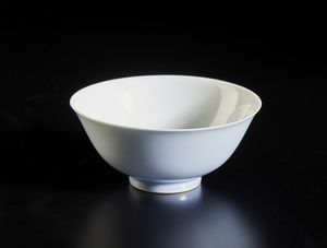 Arte Cinese : Coppia di candelieri in bronzo e porcellana cina, Qing, XIX secolo  - Asta Asta 392 | ARTE ORIENTALE E ISLAMICA - ARTE AFRICANA, OCEANICA E DELLE AMERICHE - EAST AND SOUTH: ASIAN, ISLAMIC, INDIAN AND ETHNOGRAPIC ART Online - Associazione Nazionale - Case d'Asta italiane