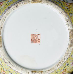 Arte Cinese : Scatola in porcellana con drago. Cina, dinastia Qing, periodo Qianlong o posteriore.  - Asta Asta 392 | ARTE ORIENTALE E ISLAMICA - ARTE AFRICANA, OCEANICA E DELLE AMERICHE - EAST AND SOUTH: ASIAN, ISLAMIC, INDIAN AND ETHNOGRAPIC ART Online - Associazione Nazionale - Case d'Asta italiane