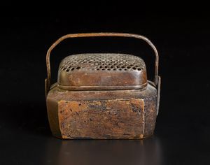 Arte Cinese : Lotto composto da giara in porcellana e gueridon. Francia e Cina XIX secolo  - Asta Asta 392 | ARTE ORIENTALE E ISLAMICA - ARTE AFRICANA, OCEANICA E DELLE AMERICHE - EAST AND SOUTH: ASIAN, ISLAMIC, INDIAN AND ETHNOGRAPIC ART Online - Associazione Nazionale - Case d'Asta italiane