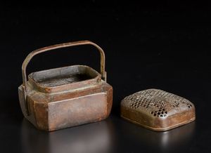 Arte Cinese : Lotto composto da giara in porcellana e gueridon. Francia e Cina XIX secolo  - Asta Asta 392 | ARTE ORIENTALE E ISLAMICA - ARTE AFRICANA, OCEANICA E DELLE AMERICHE - EAST AND SOUTH: ASIAN, ISLAMIC, INDIAN AND ETHNOGRAPIC ART Online - Associazione Nazionale - Case d'Asta italiane