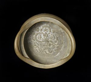 Arte Cinese : Due tegole con invetriatura sancai.Cina, dinasti Ming, XVII secolo.  - Asta Asta 392 | ARTE ORIENTALE E ISLAMICA - ARTE AFRICANA, OCEANICA E DELLE AMERICHE - EAST AND SOUTH: ASIAN, ISLAMIC, INDIAN AND ETHNOGRAPIC ART Online - Associazione Nazionale - Case d'Asta italiane