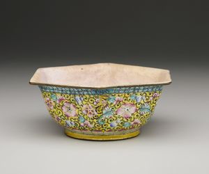 Arte Cinese : Tazza bianca con decorazione stilizzata incisa. Cina, dinastia Song, XII secolo  - Asta Asta 392 | ARTE ORIENTALE E ISLAMICA - ARTE AFRICANA, OCEANICA E DELLE AMERICHE - EAST AND SOUTH: ASIAN, ISLAMIC, INDIAN AND ETHNOGRAPIC ART Online - Associazione Nazionale - Case d'Asta italiane