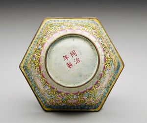 Arte Cinese : Tazza bianca con decorazione stilizzata incisa. Cina, dinastia Song, XII secolo  - Asta Asta 392 | ARTE ORIENTALE E ISLAMICA - ARTE AFRICANA, OCEANICA E DELLE AMERICHE - EAST AND SOUTH: ASIAN, ISLAMIC, INDIAN AND ETHNOGRAPIC ART Online - Associazione Nazionale - Case d'Asta italiane