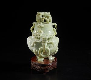 Arte Cinese : Coppia di vasi con decorazione figurativa.Cina, dinastia Qing, XIX secolo.  - Asta Asta 392 | ARTE ORIENTALE E ISLAMICA - ARTE AFRICANA, OCEANICA E DELLE AMERICHE - EAST AND SOUTH: ASIAN, ISLAMIC, INDIAN AND ETHNOGRAPIC ART Online - Associazione Nazionale - Case d'Asta italiane