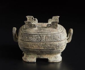 Arte Cinese : Contenitore rituale Hu in bronzoCina, dinastia Qing, XIX secolo  - Asta Asta 392 | ARTE ORIENTALE E ISLAMICA - ARTE AFRICANA, OCEANICA E DELLE AMERICHE - EAST AND SOUTH: ASIAN, ISLAMIC, INDIAN AND ETHNOGRAPIC ART Online - Associazione Nazionale - Case d'Asta italiane