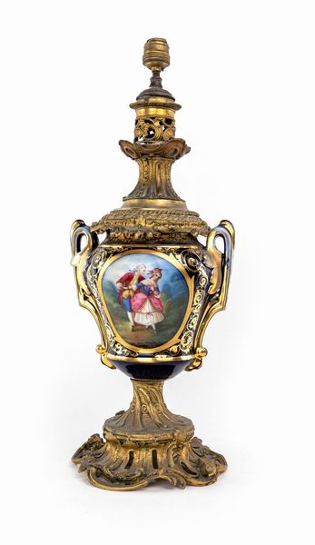 Lampada da tavolo in porcellana blu e oro, XIX secolo  - Asta Asta a Tempo - Antiquariato - Associazione Nazionale - Case d'Asta italiane