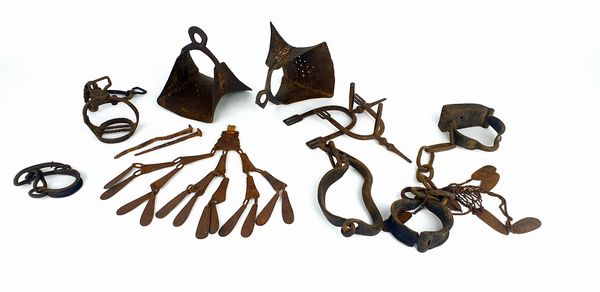 Antichi finimenti bardatura da cavallo in ferro  - Asta Asta a Tempo - Antiquariato - Associazione Nazionale - Case d'Asta italiane
