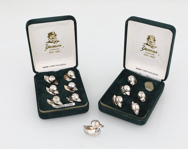 Dodici segnaposto in metallo argentato, Yeoman, Inghilterra  - Asta Asta a Tempo - Antiquariato - Associazione Nazionale - Case d'Asta italiane