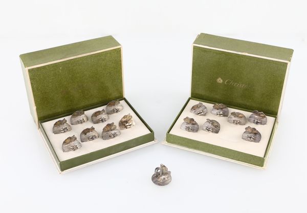 Sedici piccoli segnaposto in metallo argentato, Christofle  - Asta Asta a Tempo - Antiquariato - Associazione Nazionale - Case d'Asta italiane