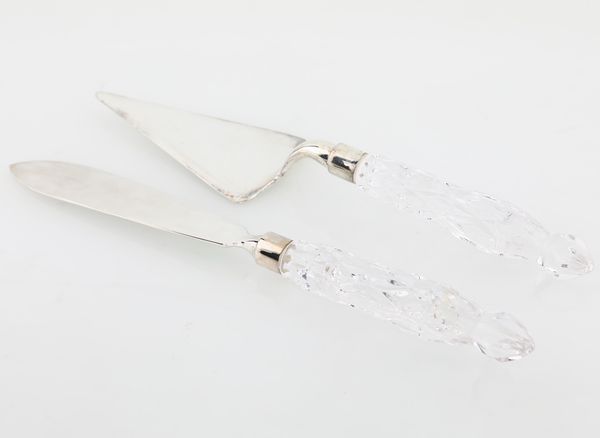 Coltello e paletta da dolce in metallo e plexiglass  - Asta Asta a Tempo - Antiquariato - Associazione Nazionale - Case d'Asta italiane