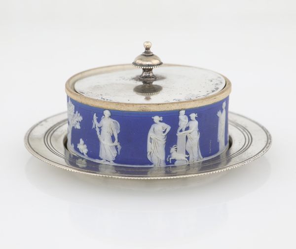 Scatola in ceramica di Wedgwood con coperchio e piatto in metallo argentato  - Asta Asta a Tempo - Antiquariato - Associazione Nazionale - Case d'Asta italiane