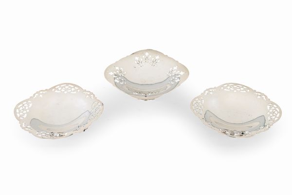 Tre alzatine in metallo argentato  - Asta Asta a Tempo - Antiquariato - Associazione Nazionale - Case d'Asta italiane