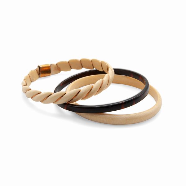 Gruppo di tre bracciali in osso e oro, e bachelite rigidi  - Asta Asta a Tempo - Gioielli e Preziosi - Associazione Nazionale - Case d'Asta italiane