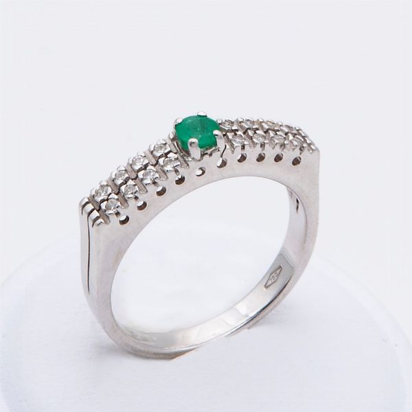 Anello a fascia con smeraldo tondo e brillanti  - Asta Asta a Tempo - Gioielli e Preziosi - Associazione Nazionale - Case d'Asta italiane