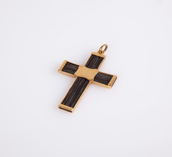 Croce in oro giallo e caucciù  - Asta Asta a Tempo - Gioielli e Preziosi - Associazione Nazionale - Case d'Asta italiane