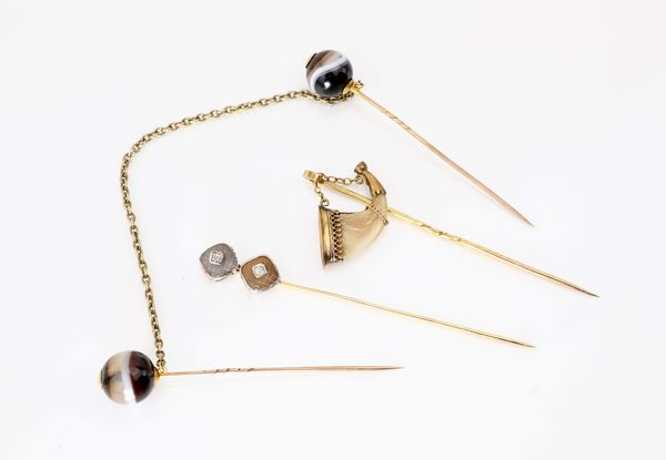 Gruppo di tre spilloni antichi antichi in oro e pietre dure  - Asta Asta a Tempo - Gioielli e Preziosi - Associazione Nazionale - Case d'Asta italiane