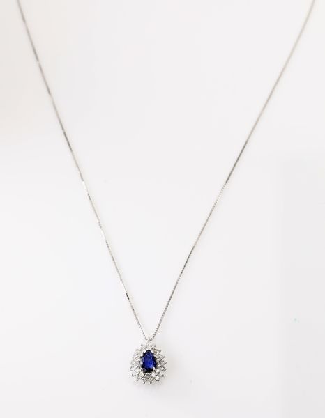 Pendente a goccia in oro, brillanti e zaffiro  - Asta Asta a Tempo - Gioielli e Preziosi - Associazione Nazionale - Case d'Asta italiane